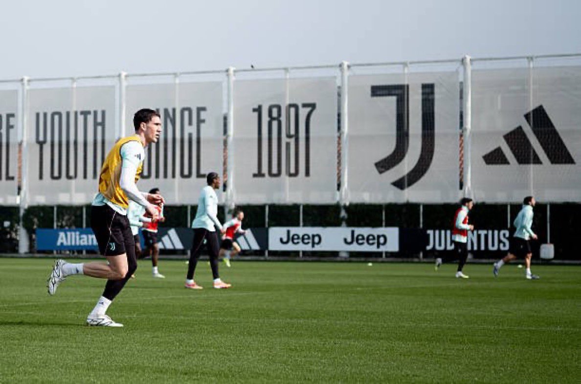 CalcioHEAT's tweet photo. Dušan #Vlahovic completó una sesión de entrenamiento grupal completa con aquellos que no jugaron contra Pisa anoche. El optimismo se filtra por su estatus en el Udinese el próximo fin de semana.

[ @GiokerMusso ]

#JuventusPisa #JuvePisa #Juventus #Juve #ForzaJuve #FinoAllaFine https://t.co/bmkxnkftn7