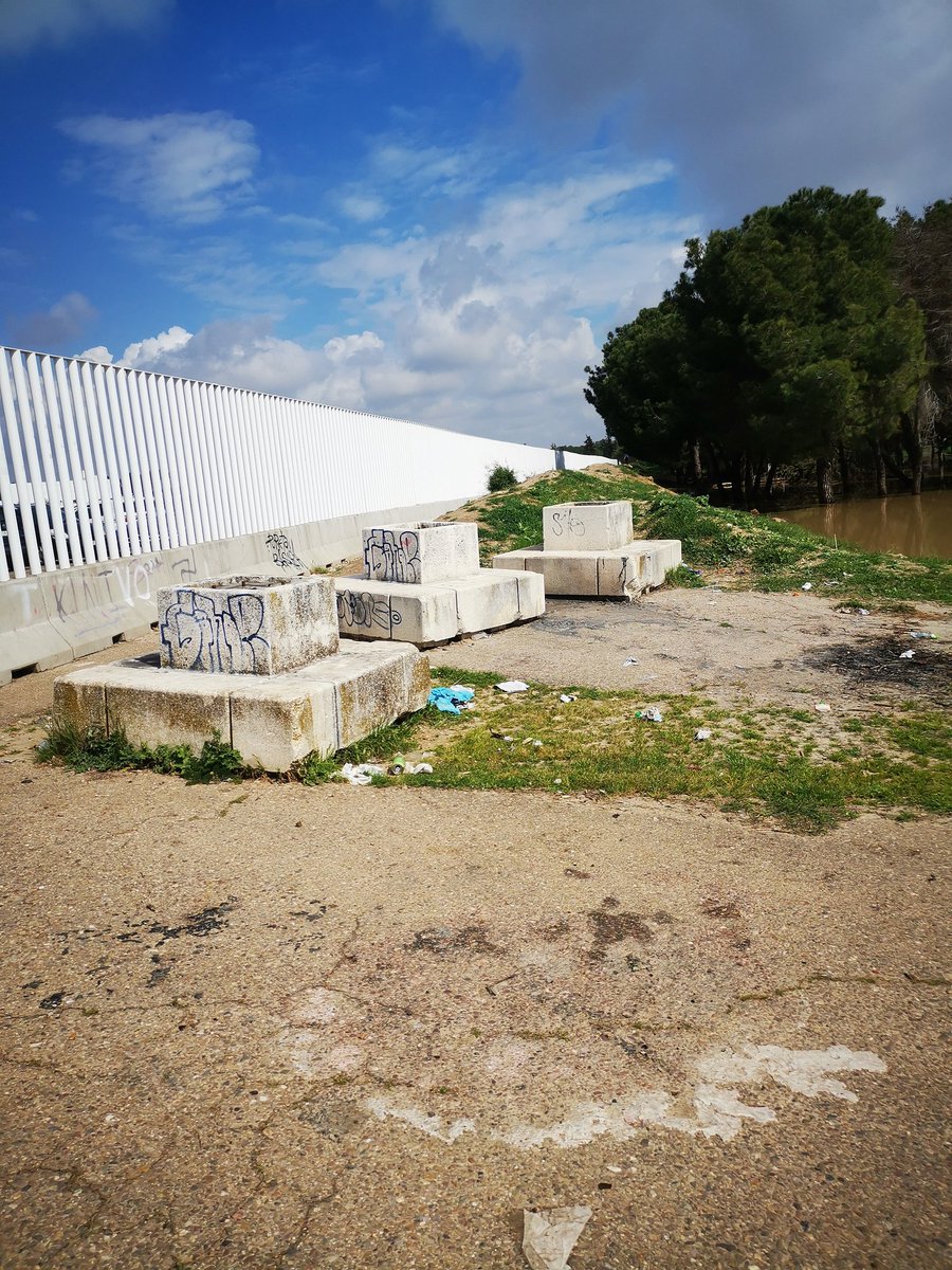 Gorso11's tweet photo. @Ayto_Sevilla @PSOEAlesto @OtraSevillaEste @DtoEsteAlcTorre @eveliarincon @floresberenguer, como tenéis abandonada ¡La Laguna del sapo!
Con los medios que tenéis aquí mismo para protegerla, solo dais promesas en precampaña.... QUE INTERÉS TENÉIS EN QUE DESAPARECEZCA. https://t.co/nOIXeCJXrp