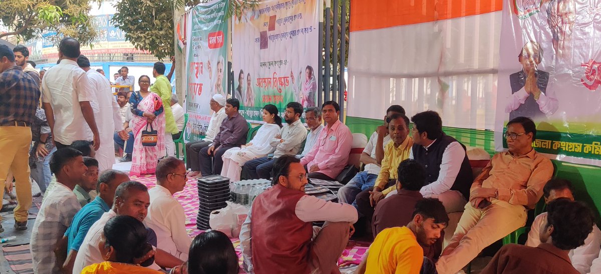 MausamNoor's tweet photo. SIR - এর আড়ালে প্রকৃত ভোটারদের ভোটাধিকার হরণের  তৃণমূল ও বিজেপি দলের যৌথ ষড়যন্ত্রের বিরুদ্ধে  মালদা জেলা কংগ্রেস কমিটির চতুর্থ দিনের ধর্ণা অবস্থান বিক্ষোভ কর্মসূচি ও পবিত্র  রমজান মাস উপলক্ষে রোজা ইফতারি। https://t.co/6KGgeldD6c