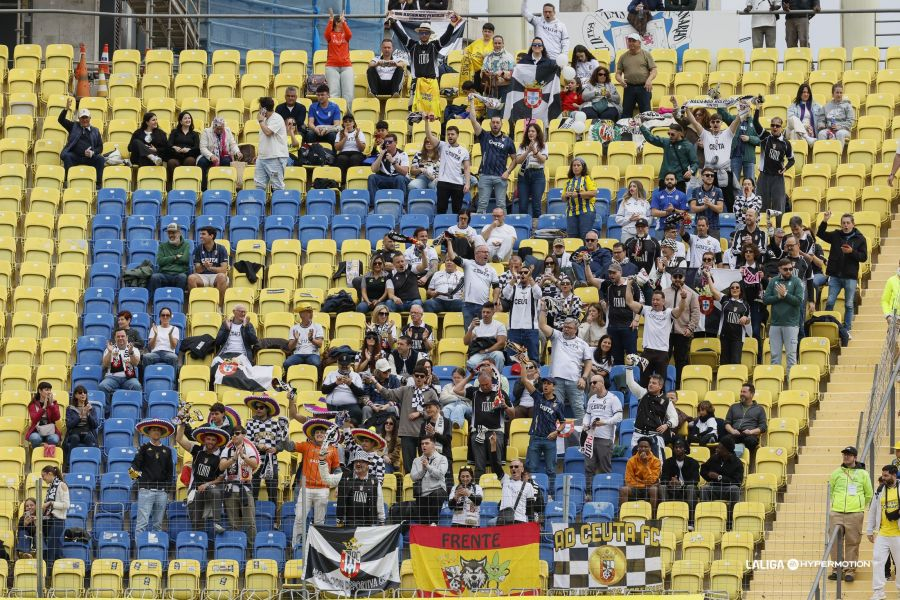 GradaBpro's tweet photo. A casi 1.400 km de casa, la afición de la @ADCeuta_FC, presentes en el estadio de Gran Canaria. https://t.co/vt7TEXhf7j