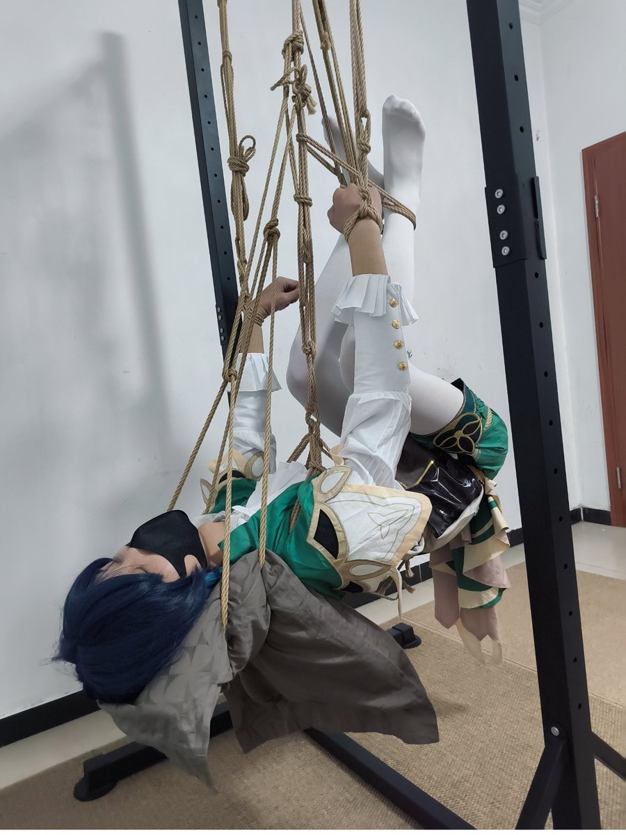 四处游历的吟游诗人温迪，在我用绳子搭建的吊床上，安详地睡着了
（这是我第二次吊缚的时候让被缚睡着了）