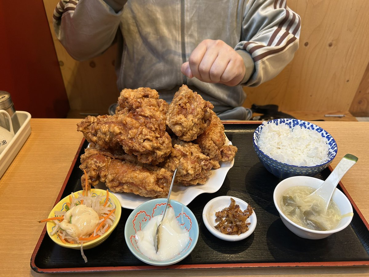 tihotaro_'s tweet photo. ご飯食べるのほんと楽しい🎶 https://t.co/YSb4ljTPY0