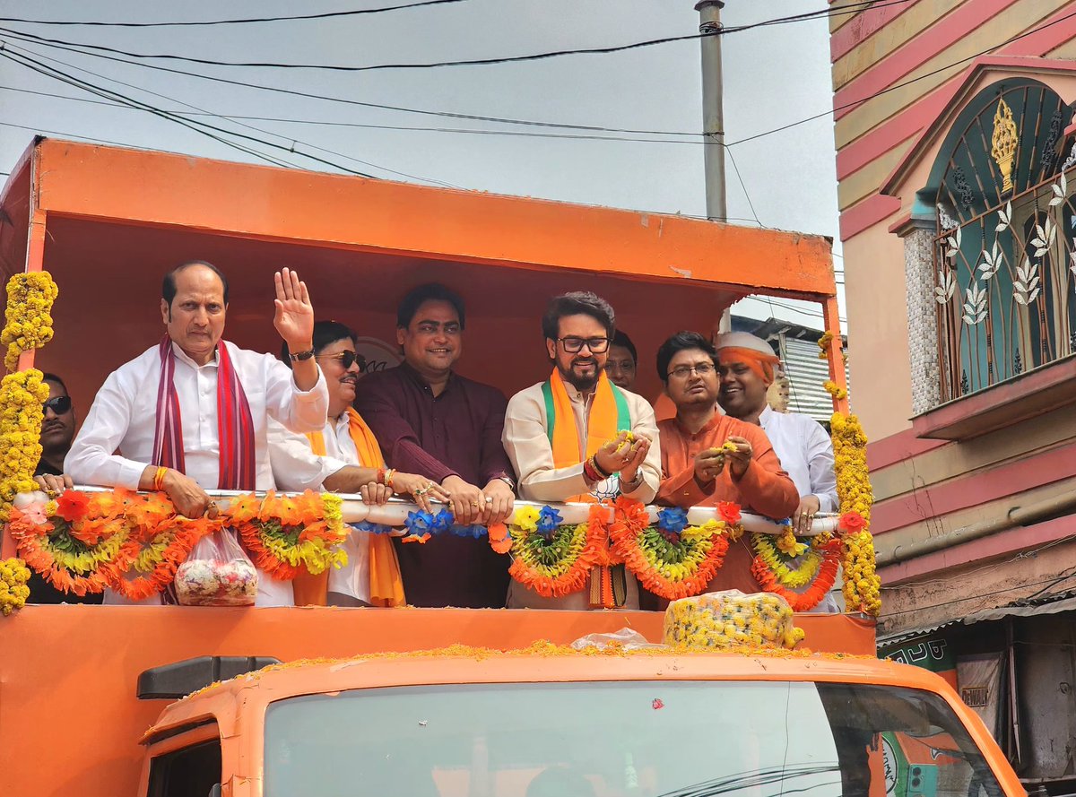 Shantanu_bjp's tweet photo. দিকে দিকে একটাই আওয়াজ উঠছে—
“পরিবর্তন চাই, উন্নয়নের পথেই এগোবে পশ্চিমবঙ্গ।”
পরিবর্তন যাত্রার #6thDay দিনে আজ উত্তর ২৪ পরগনার ব্যারাকপুরে জনসাধারণের মাঝে সামিল ছিলাম। উপস্থিত ছিলেন প্রাক্তন কেন্দ্রীয় মন্ত্রী শ্রী @ianuragthakur মহাশয়। #ParivartanYatra
1/2 https://t.co/UQSycCLvJR