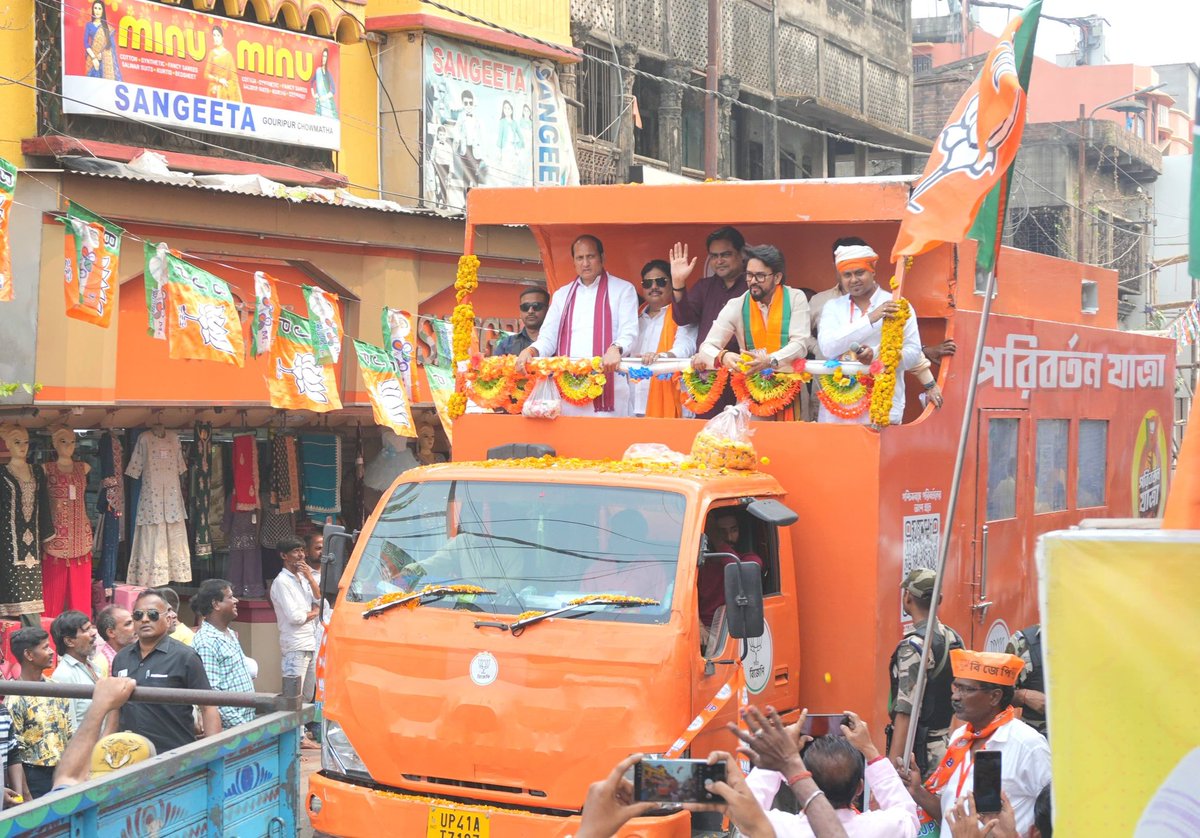 Shantanu_bjp's tweet photo. দিকে দিকে একটাই আওয়াজ উঠছে—
“পরিবর্তন চাই, উন্নয়নের পথেই এগোবে পশ্চিমবঙ্গ।”
পরিবর্তন যাত্রার #6thDay দিনে আজ উত্তর ২৪ পরগনার ব্যারাকপুরে জনসাধারণের মাঝে সামিল ছিলাম। উপস্থিত ছিলেন প্রাক্তন কেন্দ্রীয় মন্ত্রী শ্রী @ianuragthakur মহাশয়। #ParivartanYatra
1/2 https://t.co/UQSycCLvJR