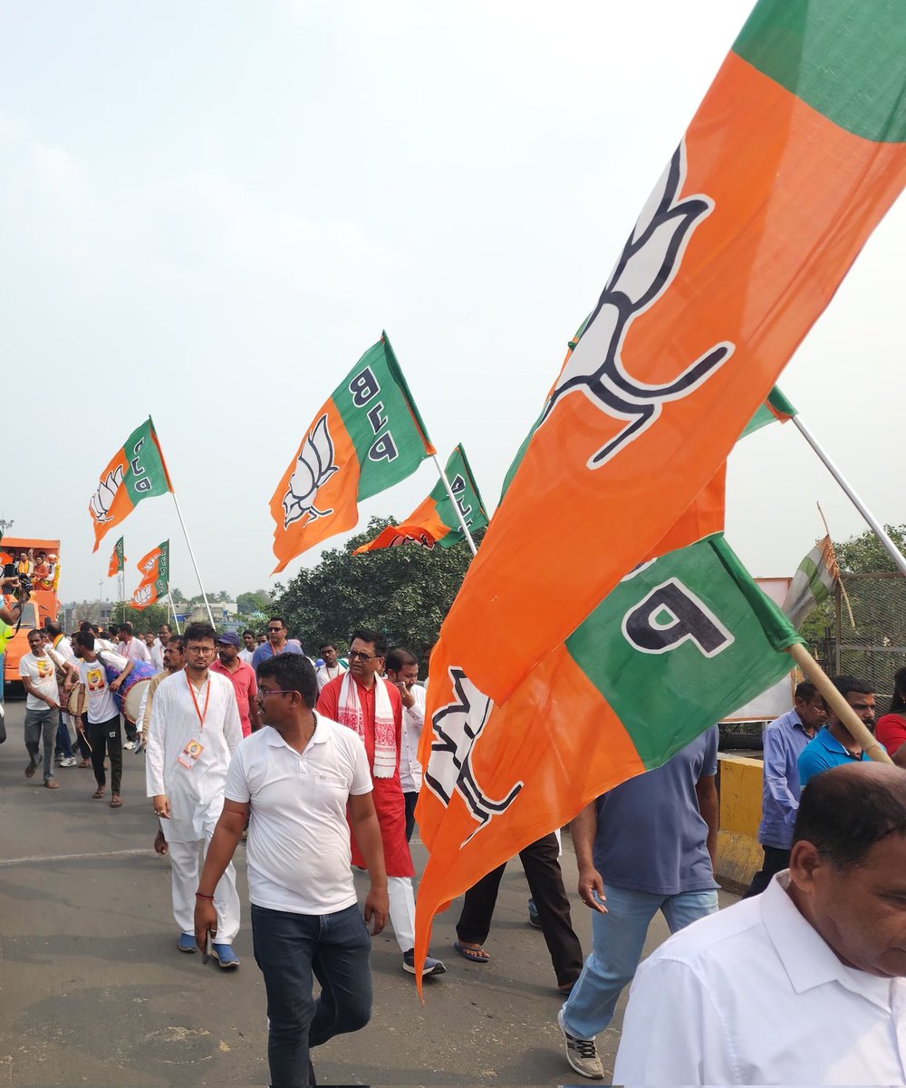 Shantanu_bjp's tweet photo. দিকে দিকে একটাই আওয়াজ উঠছে—
“পরিবর্তন চাই, উন্নয়নের পথেই এগোবে পশ্চিমবঙ্গ।”
পরিবর্তন যাত্রার #6thDay দিনে আজ উত্তর ২৪ পরগনার ব্যারাকপুরে জনসাধারণের মাঝে সামিল ছিলাম। উপস্থিত ছিলেন প্রাক্তন কেন্দ্রীয় মন্ত্রী শ্রী @ianuragthakur মহাশয়। #ParivartanYatra
1/2 https://t.co/UQSycCLvJR