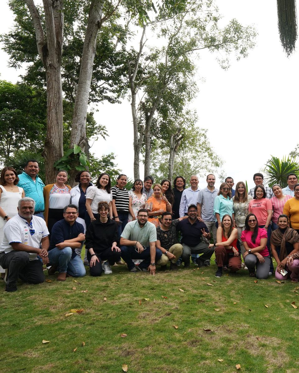 WCS_Mesoamerica's tweet photo. Mujeres que abren caminos.
#DíaInternacionaldelaMujer 

Como equipo en WCS Mesoamérica, junto a organizaciones socias, tenemos la fortuna de colaborar con mujeres comprometidas que contribuyen desde distintos ámbitos al cuidado de la naturaleza. 

En una sociedad donde históricamente las mujeres han enfrentado barreras para participar plenamente en la ciencia, la toma de decisiones y la gestión de los territorios, el Día Internacional de la Mujer nos invita a reflexionar sobre estas realidades y sobre la importancia de seguir construyendo espacios más justos e igualitarios. 

El mundo es distinto hoy. En medio de los desafíos, las mujeres siguen abriendo caminos. 

Se refleja, por ejemplo, en la dirección de programas y proyectos, con mujeres como Gabriela, Nicole, Natalia y Ximena, así como en el trabajo científico de especialistas como Anna. 

También desde el campo, como Bianca, Ely y Miriam; brigadistas y especialistas en manejo del fuego, como Yahaira; biólogas que generan conocimiento clave para el manejo de los ecosistemas, como Sofía, Ana Cecilia y Yamira; y personal que trabaja en viveros y restauración, como Débora y Felisa. A ellas se suman productoras de cacao como Iris y Grenny. 

Este esfuerzo también lo sostienen profesionales en la gestión de proyectos, como Sofía y Andrea; quienes lideran áreas fundamentales como finanzas —Rosario, Melissa, Marla y Yenni— y recursos humanos, como Monique; así como comunicadoras que amplifican las historias, como Dez y Claudia. Y la lista continúa creciendo (¡y no mencionamos a todas!) 

Desde todos los frentes, las mujeres son parte esencial del esfuerzo colectivo por mejorar el mundo. 

#DíaInternacionalDeLaMujer #8M #MujeresPorLaNaturaleza

-

Women paving the way
#InternationalWomensDay 

As the WCS Mesoamerica team, together with partner organizations, we are fortunate to collaborate with committed women who contribute to the care of nature from many different fields. 

In a society where women have historically faced barriers to fully participating in science, decision-making, and the management of territories, International Women’s Day invites us to reflect on these realities and on the importance of continuing to build more just and equitable spaces. 

The world is different today. Amid ongoing challenges, women continue to pave the way. 

This can be seen, for example, in the leadership of programs and projects, with women such as Gabriela, Nicole, Natalia, and Ximena, as well as in the scientific work of specialists like Anna. 

It is also reflected in the field, with women like Bianca, Ely, and Miriam; fire management brigadiers and specialists like Yahaira; biologists generating key knowledge for ecosystem management such as Sofía, Ana Cecilia, and Yamira; and nursery and restoration staff like Débora and Felisa. They are joined by cacao producers such as Iris and Grenny. 

This effort is also supported by professionals in project management, such as Sofía and Andrea; those leading essential areas like finance —Rosario, Melissa, Marla, and Yenni— and human resources, like Monique; as well as communicators who amplify these stories, such as Dez and Claudia. And the list continues to grow (and we haven’t mentioned everyone!). 

Across all fronts, women are an essential part of the collective effort to make the world a better place. 

#InternationalWomensDay #IWD #WomenForNature

@TheWCS