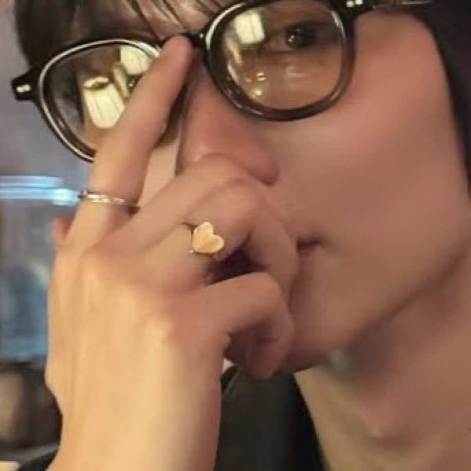 HES WEARING THE ENGRAVED RING???