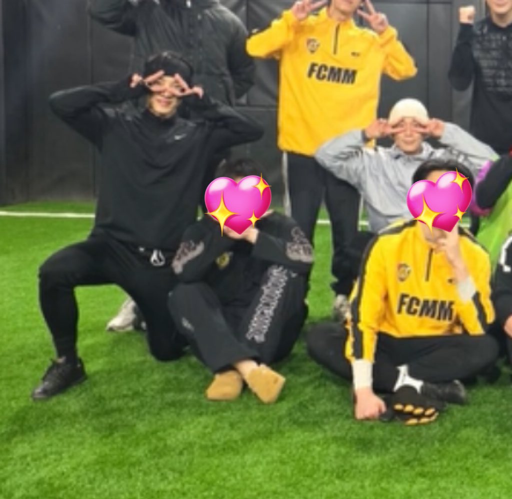 두준 기광 축구했군ㅋㅋㅋㅋㅋ
둘이 브이 똑같이 한 거 기엽당😆😆