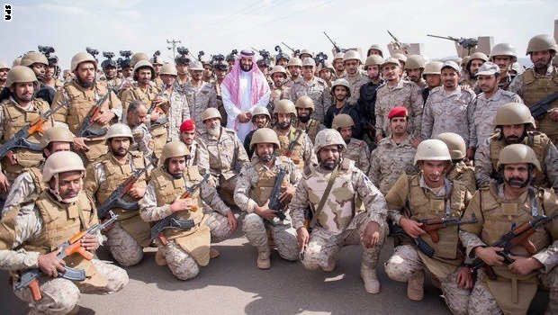 Mt3bN's tweet photo. مادامنا في ظل صقر الجزيره
اللي حماها بأمر رب السموات

ماهمّنا حشد الجموع الغفيره
ولا صواريخٍ غشنّا سريعات

الفارسي مايدرج الحوم طيره
 وصقورنا دون الوطن مستعدّات

يقودنا شيخٍ نقيّ السريره
ياويل من يعلن عليه العداوات

سلمان ماغيره ولا فيه غيره
إلا محمّد سيفنا بالبطولات

إذا أمر ماظلّ سيف بجفيره
وإذا غضب طاحت ملوك وقياد��ت

متعب النصار