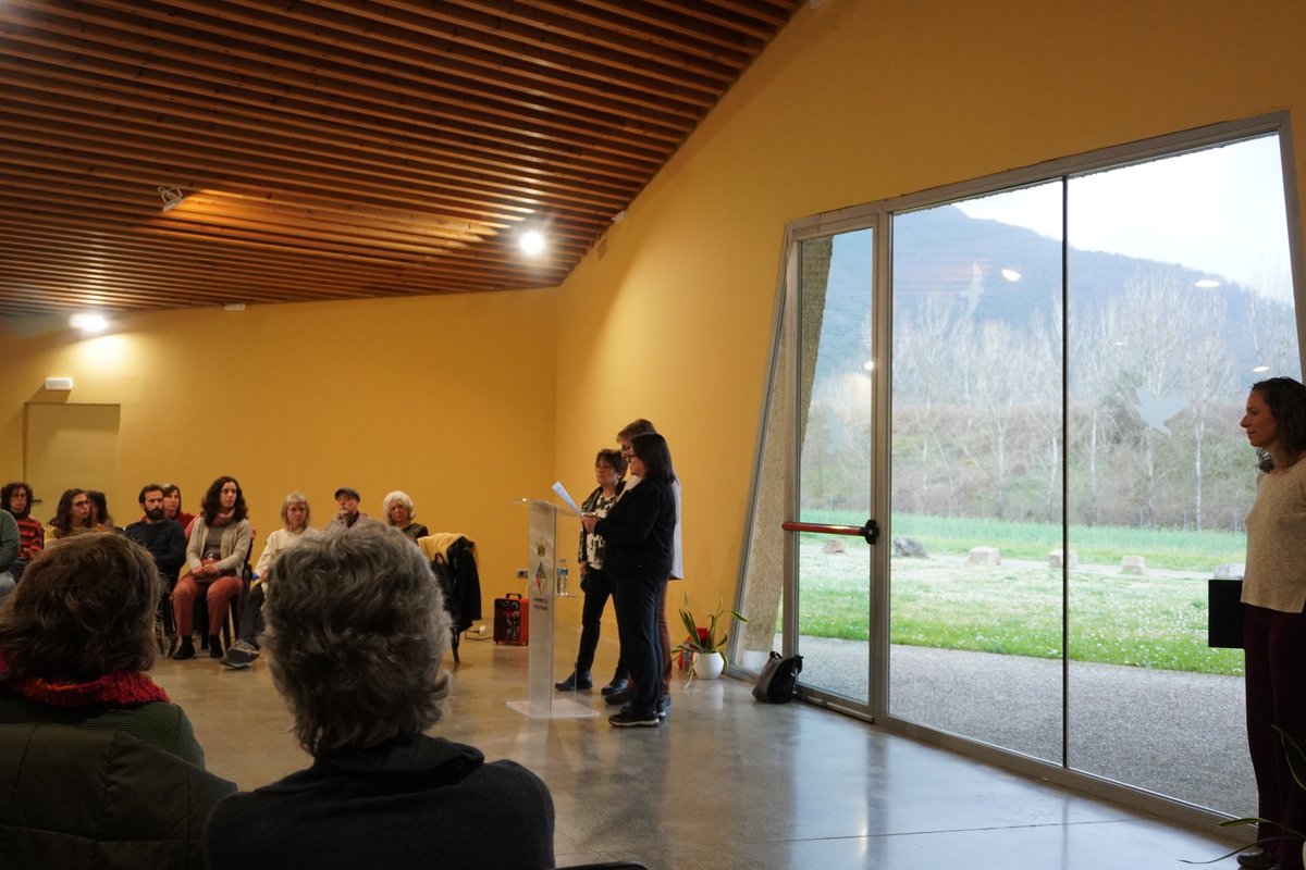CanTronaCCN's tweet photo. 💜Cap de setmana amb veu femenina amb:

🎬 El Docs del Mes: ‘Obrint horitzons’.

🧴☘️El taller de salut íntima i lliure de tòxics impartit per la Laura Serrano i la Laura Sitjà. 

🎶 I, la lectura del manifest pel 8M acompanyada d'un cor de veus femenines de la Vall d’en Bas! https://t.co/6NJfY7DUsT