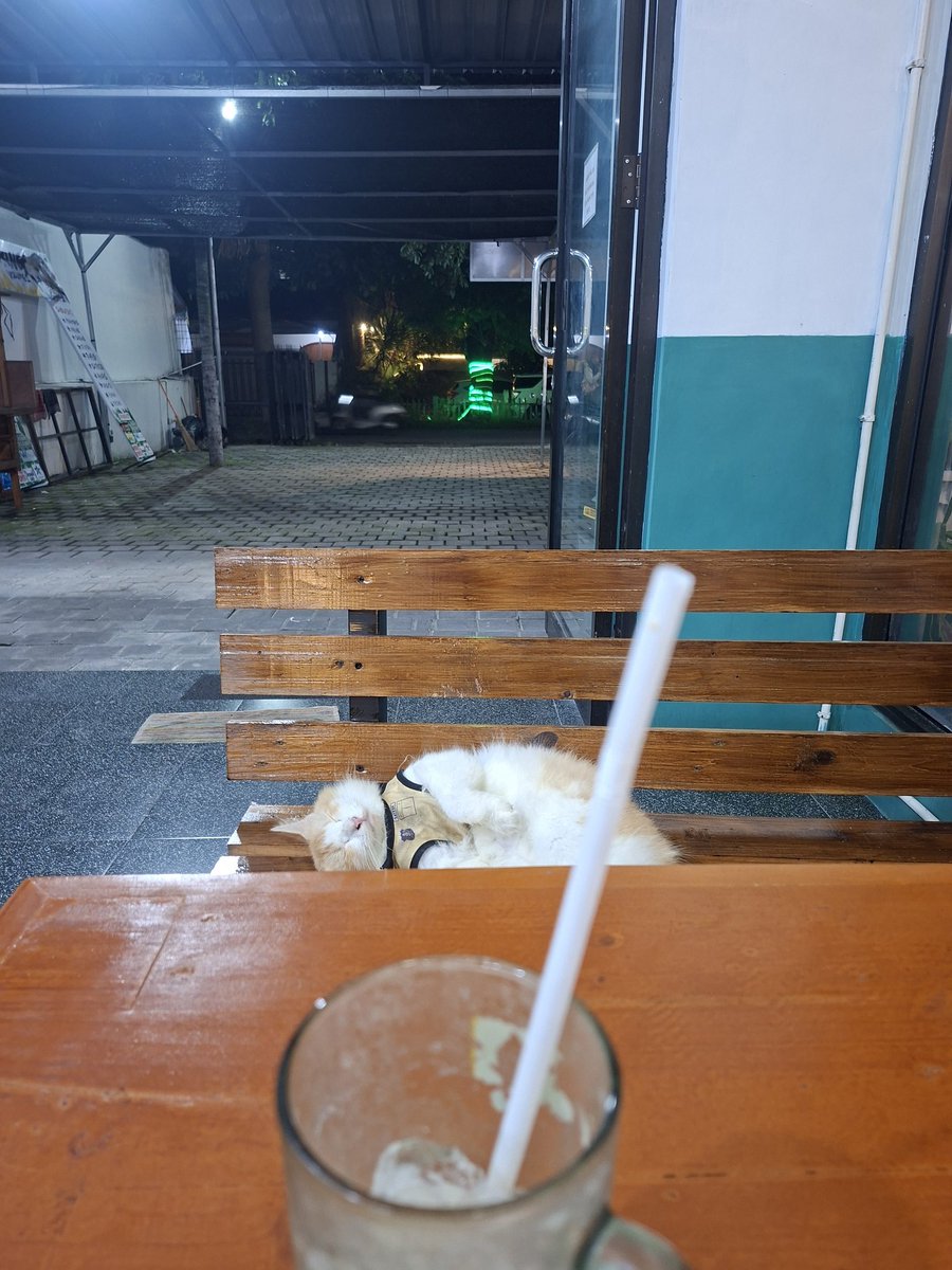 Di duga capek mendengarkan keluh kesah, dia tidur duluan di tengah tengah date🥲