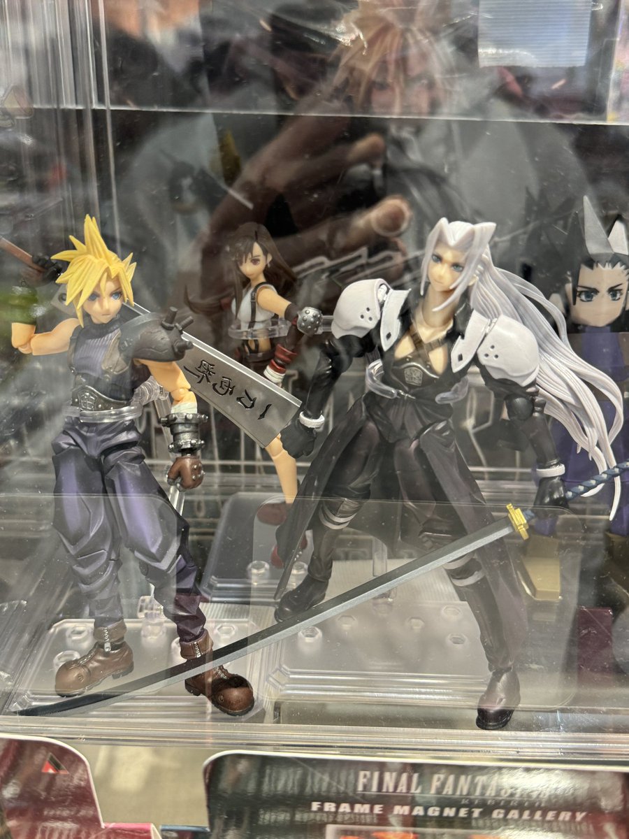 NekoJitaBlog's tweet photo. Han sacado figuras de Final Fantasy VII pero con los diseños poligonales del juego de PlayStation. Por algún motivo se ven nostalgirrealistas… más que las figuras con diseño normal https://t.co/KUMuWAt8Ni