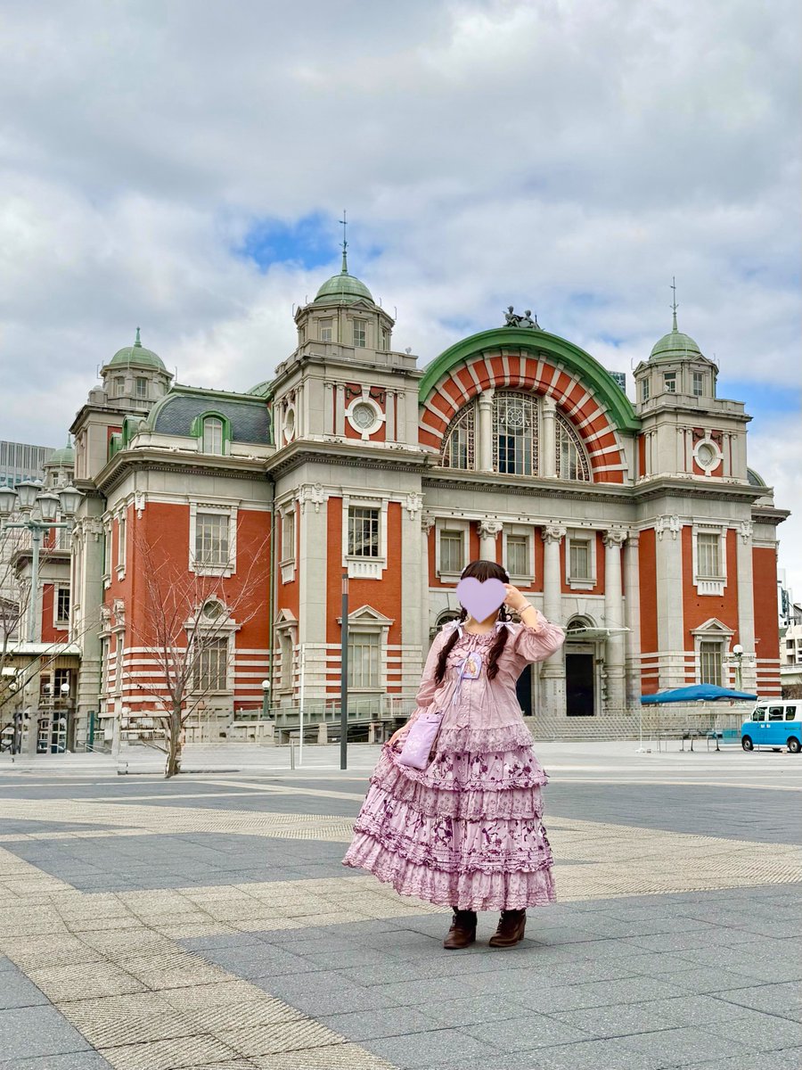 本日はPHのローズリースのブラウス&amp;スカートでお出かけしていました(*´ω｀*)
以前ロマアラ来たときぶりに公会堂の建物前にも立ち寄り✨

メインのイベントは推し作品の2.5次元ミュージカル観劇💫
グランドフィナーレにして前から2列目という私的神席を友人分含め4連でget...夢を浴びてきました...🪽🫧