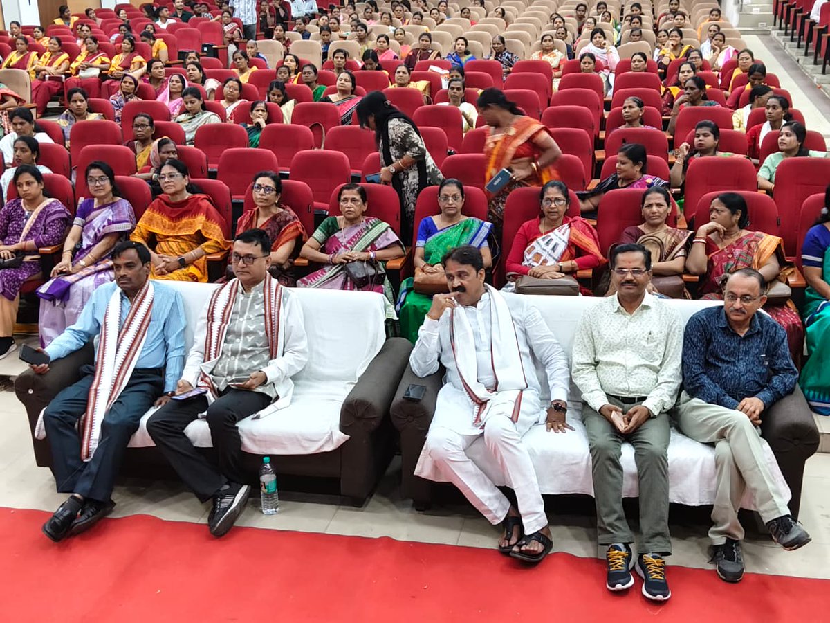 dswoangul's tweet photo. 1/2,ଜିଲ୍ଲା ସମାଜ କଲ୍ୟାଣ ଅଧିକାରୀ ଙ୍କ ସମେତ ଜିଲ୍ଲା ର ଅନ୍ୟ ଅଧିକାରୀ, ସିଡିପିଓ, ସୁପରର୍ଭାଇଜର, ଅଙ୍ଗନୱାଡ଼ି କର୍ମୀ, ଆଶା କର୍ମୀ, ସ୍କୁଲର ଛାତ୍ର ଓ ଛାତ୍ରୀ, ଶହ ସୁଭଦ୍ରା ମା ଓ ଭଉଣୀମାନେ ଯୋଗ ଦେଇଥିଲେ।
@angul_dm 
@WCDOdisha https://t.co/GW8zEAWs0m