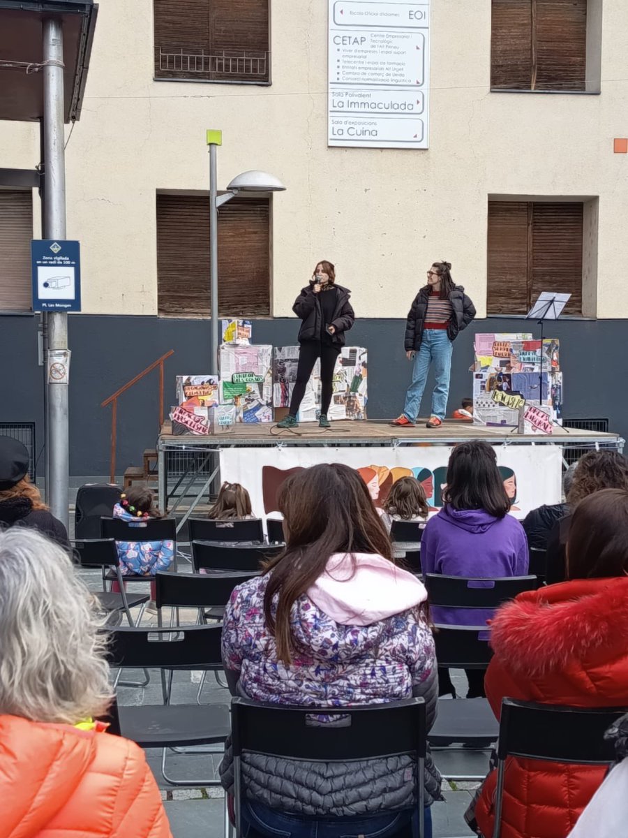 RadioSeu's tweet photo. #EnImatges Jornada per commemorar el #8M,  Dia Internacional de les Dones, a càrrec del Col·lectiu Feminista de l'#AltUrgell #ToraBlava, a la plaça de Les Monges de #laSeu. https://t.co/tiVCsHcMS7