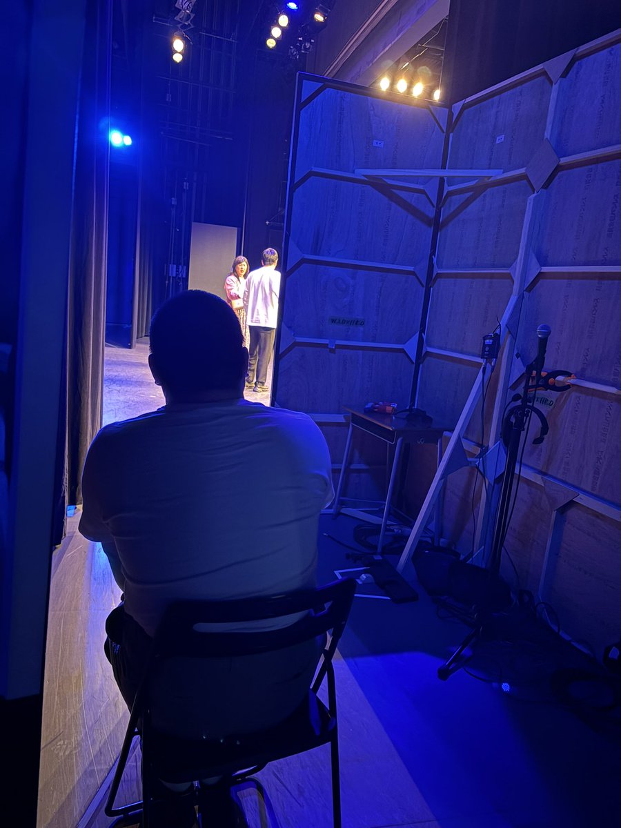 yoshimot6ppongi's tweet image. 『360°コント』

ご来場ありがとうございました✨

客席や花道もステージとなり、普段のライブでは味わえない臨場感たっぷりの60分となりました🔥
バルコニーや客席を使ったり、ビンゴ大会が開催も！？

#コットン のネタ中舞台袖から見学している #ネルソンズ和田まんじゅう と、#カゲヤマ