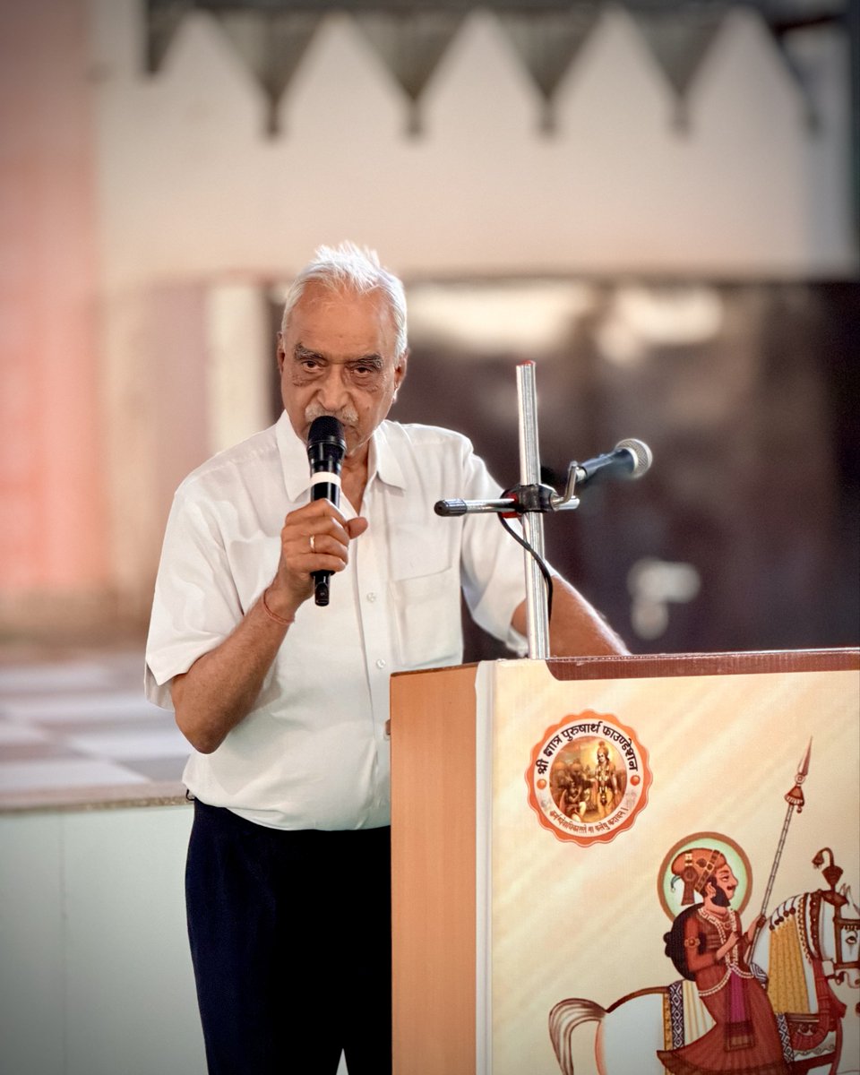 weareskpf's tweet photo. रावल मल्लीनाथ जी की 708वीं जयंती पर संघ शक्ति जयपुर में "मालाणी वंदन कार्यक्रम" का आयोजन

श्री क्षत्रिय युवक संघ के आनुषंगिक संगठन श्री क्षात्र पुरुषार्थ फाउंडेशन के तत्वावधान में आज जयपुर स्थित केंद्रीय कार्यालय संघ शक्ति में मालाणी के रावल मल्लिनाथ जी की जयंती पर "मालाणी वंदन कार्यक्रम" का आयोजन माननीय महावीर सिंह सरवड़ी के सानिध्य में किया गया।
कार्यक्रम में इतिहासविद राजवीर सिंह चलकोई ने रावल मल्लीनाथ जी के बारे में विस्तार से बताया। कार्यक्रम को राजेंद्र सिंह भियाड़ एवं बाली विधानसभा से विधायक व पूर्व मंत्री पुष्पेंद्र सिंह राणावत ने भी कार्यक्रम को संबोधित किया।
@shri_kys
@Shri_PF
@PSRBaliBJP
#weareskpf 
#Barmer