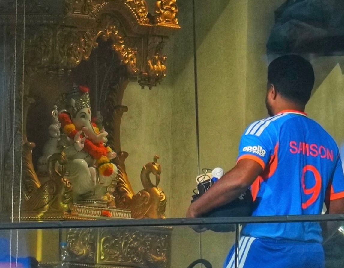 BluntIndianGal's tweet photo. This picture will always go hard. Well played Sanju Samson❤️ https://t.co/JXd4MPTOqc
