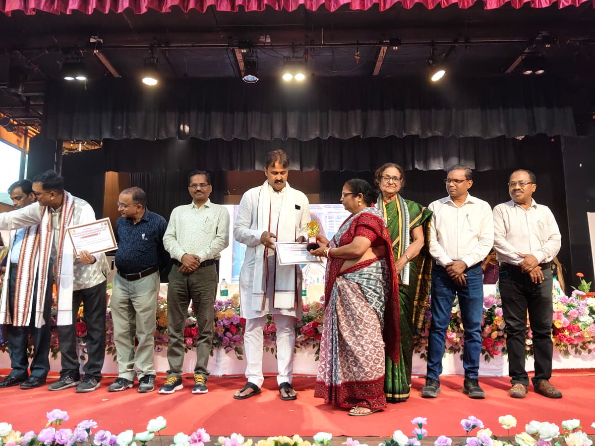 dswoangul's tweet photo. 1/2,ଜିଲ୍ଲା ସମାଜ କଲ୍ୟାଣ ଅଧିକାରୀ ଙ୍କ ସମେତ ଜିଲ୍ଲା ର ଅନ୍ୟ ଅଧିକାରୀ, ସିଡିପିଓ, ସୁପରର୍ଭାଇଜର, ଅଙ୍ଗନୱାଡ଼ି କର୍ମୀ, ଆଶା କର୍ମୀ, ସ୍କୁଲର ଛାତ୍ର ଓ ଛାତ୍ରୀ, ଶହ ସୁଭଦ୍ରା ମା ଓ ଭଉଣୀମାନେ ଯୋଗ ଦେଇଥିଲେ।
@angul_dm 
@WCDOdisha https://t.co/GW8zEAWs0m