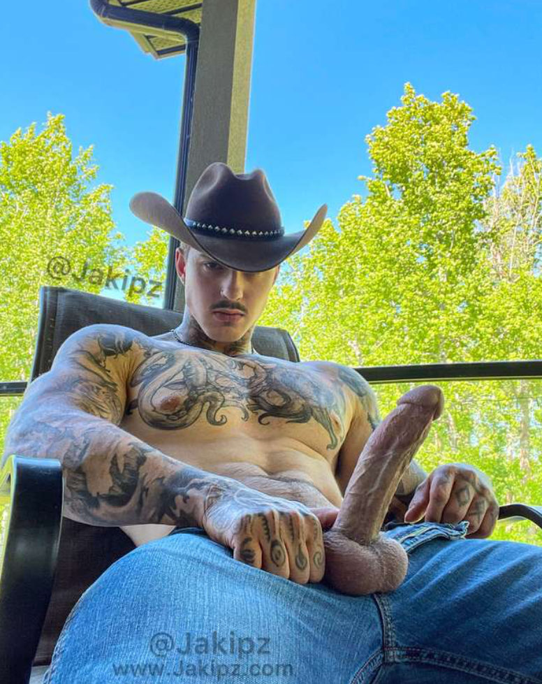 Tongue Kiss tweet media