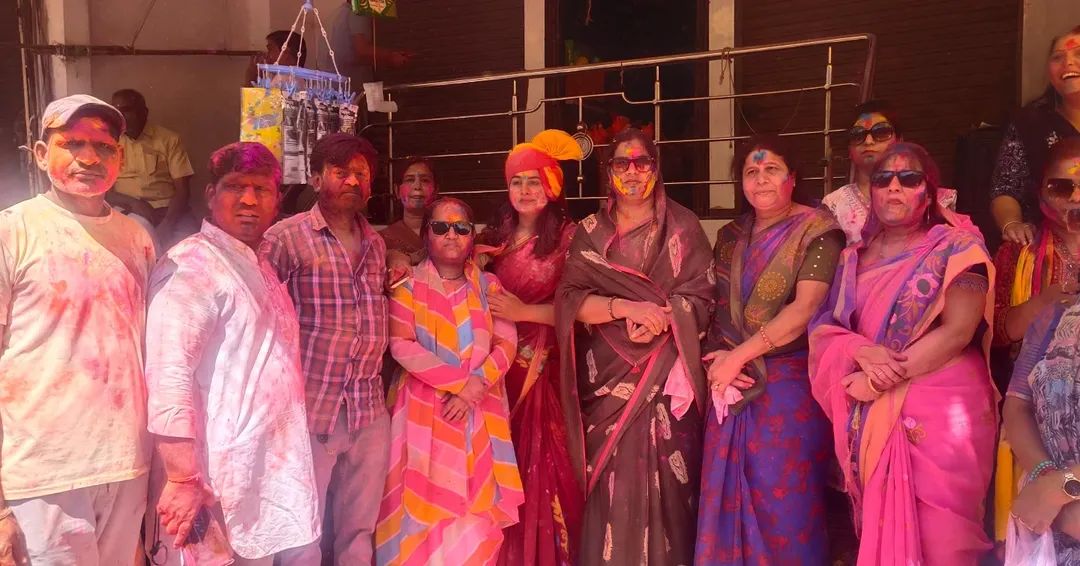 AaradhnaSolank2's tweet photo. आस्था, श्रद्धा और रंगों का दिव्य संगम—फाग महोत्सव का पावन अनुभव!
श्री दादाजी फ़ाग उत्सव समिति, (सकल हि��्दू समाज) खण्डवा के तत्वाधान में आयोजित श्री दादाजी फाग यात्रा में सम्मिलित होकर सभी खंडवा की देवतुल्य जनता को  शुभकामनाएँ दी!! 

#रंगपंचमी #फाग_यात्रा https://t.co/VzYbpXj4jD