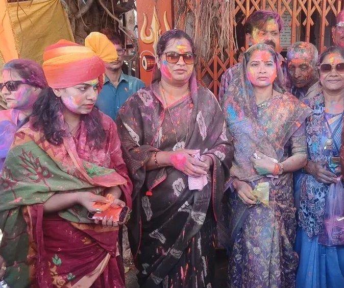AaradhnaSolank2's tweet photo. आस्था, श्रद्धा और रंगों का दिव्य संगम—फाग महोत्सव का पावन अनुभव!
श्री दादाजी फ़ाग उत्सव समिति, (सकल हि��्दू समाज) खण्डवा के तत्वाधान में आयोजित श्री दादाजी फाग यात्रा में सम्मिलित होकर सभी खंडवा की देवतुल्य जनता को  शुभकामनाएँ दी!! 

#रंगपंचमी #फाग_यात्रा https://t.co/VzYbpXj4jD