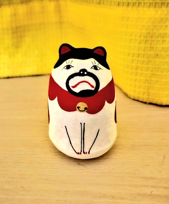 この前猫とこけしが好きな友達に、猫がこけしを持ってる起き上がりこぼしをプレゼントしたのだが、自分も欲しくなって鬼瓦権造みたいなのを購入した。