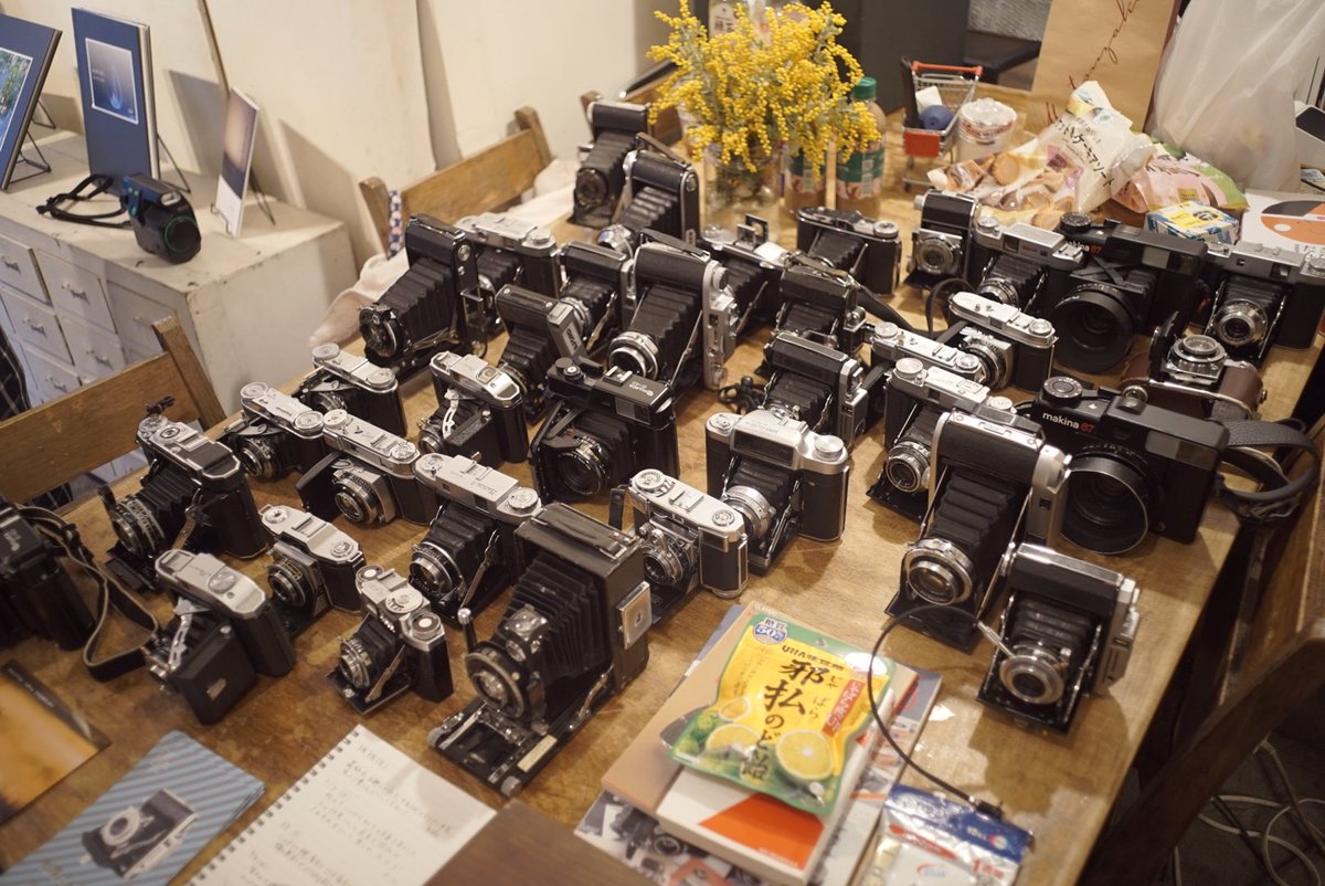 #蛇腹カメラ写真展 本日無事に終了しました。
まあ出展者は集まるやろ、と始めたグループ展。蓋を開けてみればどこに隠れてたん？ってぐらいのジャバラーたちが詰めかけてくれて、連日大盛況でした。
本当にありがとうございました！
今後も2年おきペースで続けたいと思います。よろしくお願いします！