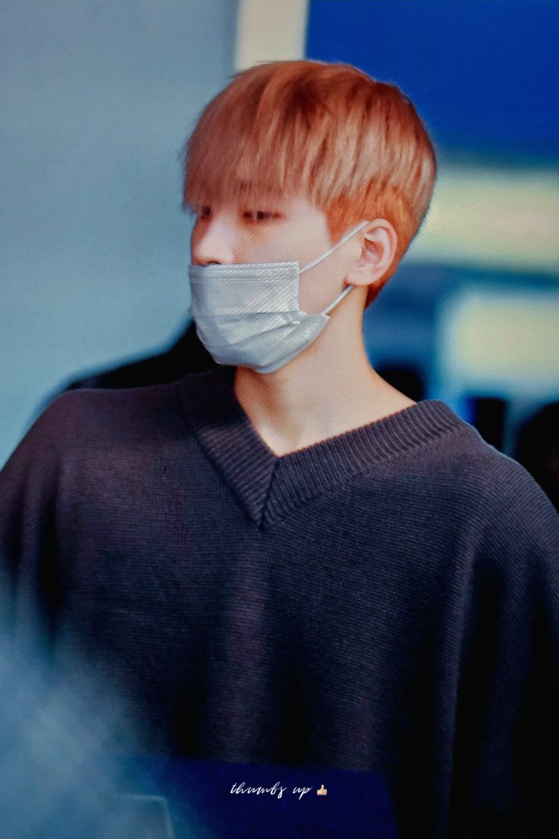 pick_u_up_'s tweet photo. 옛날 사진 구경중.. 코가 진짜 아름다운 라인.. 손도 어깨도.. https://t.co/R4hLapavVN