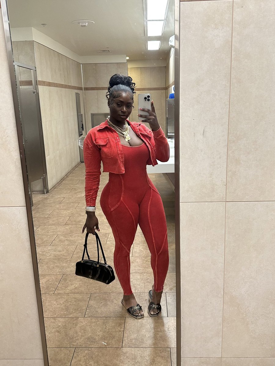 Funnyassjenise tweet media