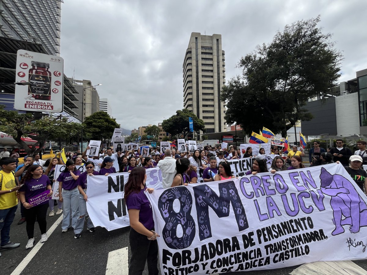 DÍA DE LA MUJER | Mujeres marchan por la Av. Francisco de Miranda en el Día Internacional de la Mujer

Así transcurre la movilización convocada este #8Mar.
Mujeres alzan su voz para exigir vida, justicia y libertad.

#EllasCuentan 💜