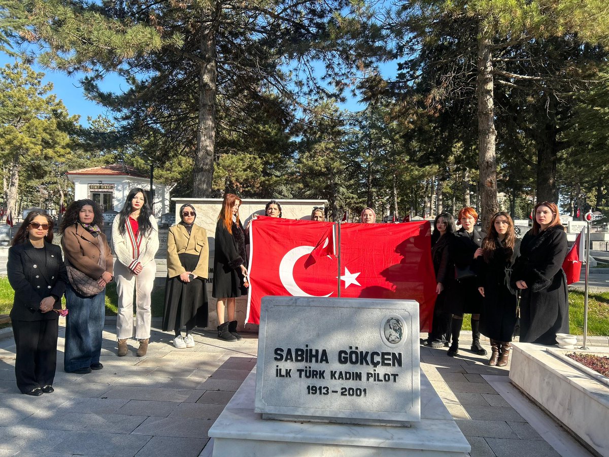 İstiklal Kadınları Hareketi olarak, ilk Türk kadın pilotu Sabiha Gökçen’in kabrini ziyaret ettik.