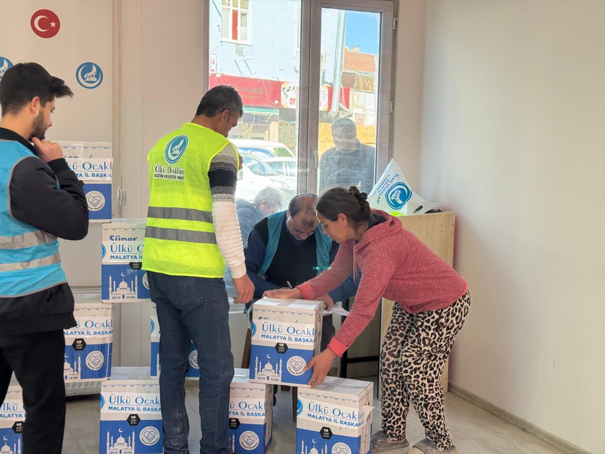 turgaysengonul's tweet photo. “Ramazan Bereketi Paylaşmaktır🌙”

Ülkü Ocakları Malatya İl Başkanlığı olarak “Ülkü Ocaklılar Beklenendir” diyerek başlattığımız Ramazan Kolisi yardım kampanyamızı ihtiyaç sahibi ailelerimize ulaştırmaya başladık. 

Kampanyamıza destek veren herkese yürekten teşekkür ediyoruz. https://t.co/xYhTIJdMuc