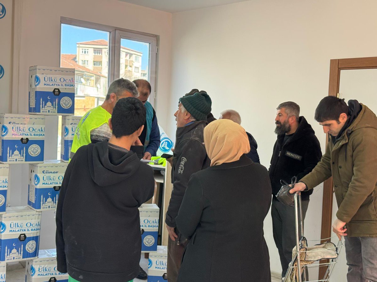 turgaysengonul's tweet photo. “Ramazan Bereketi Paylaşmaktır🌙”

Ülkü Ocakları Malatya İl Başkanlığı olarak “Ülkü Ocaklılar Beklenendir” diyerek başlattığımız Ramazan Kolisi yardım kampanyamızı ihtiyaç sahibi ailelerimize ulaştırmaya başladık. 

Kampanyamıza destek veren herkese yürekten teşekkür ediyoruz. https://t.co/eBFPOQ5vuB