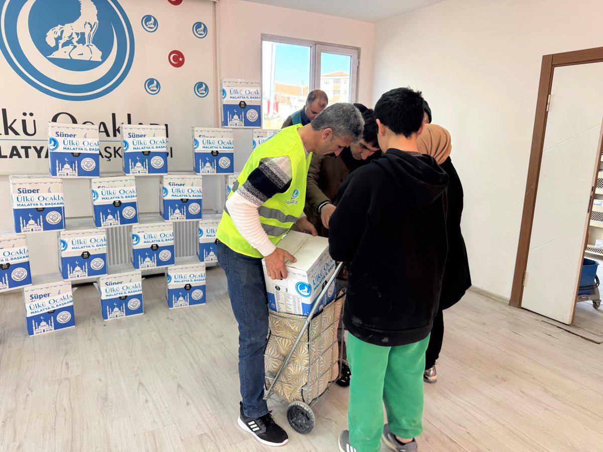 turgaysengonul's tweet photo. “Ramazan Bereketi Paylaşmaktır🌙”

Ülkü Ocakları Malatya İl Başkanlığı olarak “Ülkü Ocaklılar Beklenendir” diyerek başlattığımız Ramazan Kolisi yardım kampanyamızı ihtiyaç sahibi ailelerimize ulaştırmaya başladık. 

Kampanyamıza destek veren herkese yürekten teşekkür ediyoruz. https://t.co/eBFPOQ5vuB