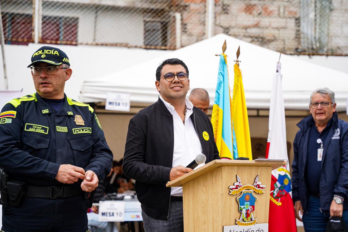 JulianPericoJr's tweet photo. Hoy Soacha vive una jornada democrática importante. En nuestra ciudad se habilitaron 71 puestos de votación y 1.036 mesas para que 339.995 ciudadanos puedan ejercer su derecho al voto.

Además, se implementó el sistema de identificación biométrica en 31 puntos y 688 hombres y mujeres de la Policía Metropolitana acompañan la jornada para garantizar la seguridad y la transparencia del proceso.

Invito a todas y todos los soachunos a participar con responsabilidad y compromiso con nuestra democracia. Hoy también conmemoramos el Día Internacional de la Mujer, reconociendo el papel fundamental de las mujeres en la construcción de una sociedad más justa.