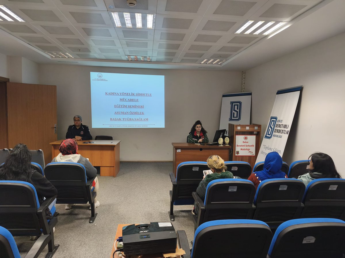 Gebze DS'de 8 Mart kadınlar günü nedeniyle  Kadın hükümlülere Kadına Yönelik Şiddet temalı seminer yapıldı. Seminer sonunda kadın hükümlere Kadın Acil Destek Sistemi (KADES) uygulamasıyla ilgili broşür dağıtıldı. #sekizmartdünyakadınlargünü