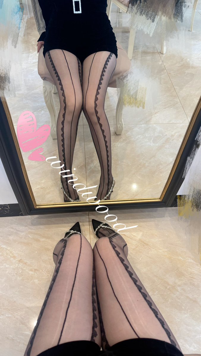 windwood0011's tweet photo. 黑色的性感，永不过时。
🧦来自@Sjrun_  汲润 线索
#汲润绝妙触感 #汲润 https://t.co/p74uWluaXV