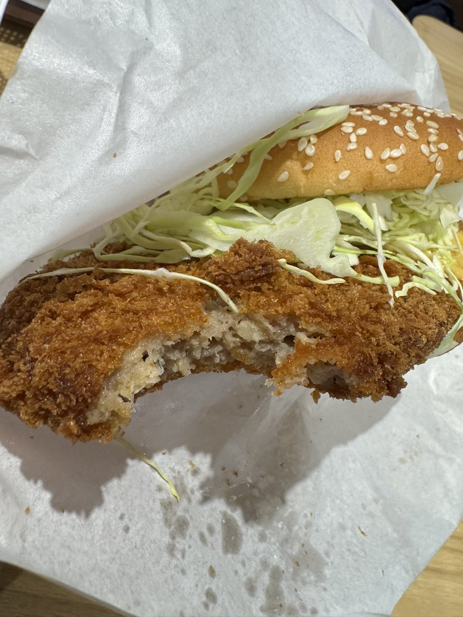 harujixi's tweet photo. な、なんだコレは😱
まさかこんなにデカイとは思わんかったからフィッシュは食べきれず持ち帰り🥡
メンチは端っこまでお肉ビッシリで食べ応えバツグン‼️ウマイ😆

期待に応えてくれるドムドムの期間限定バーガー🍔また食べに行こう👍次はどんなバーガーが挑戦してくるのか楽しみにしてますよ‼️😊 https://t.co/fuP0JNMruD