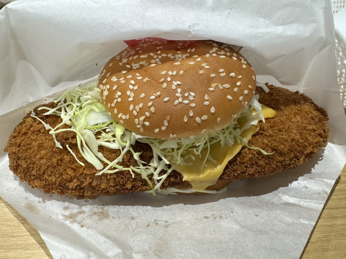harujixi's tweet photo. な、なんだコレは😱
まさかこんなにデカイとは思わんかったからフィッシュは食べきれず持ち帰り🥡
メンチは端っこまでお肉ビッシリで食べ応えバツグン‼️ウマイ😆

期待に応えてくれるドムドムの期間限定バーガー🍔また食べに行こう👍次はどんなバーガーが挑戦してくるのか楽しみにしてますよ‼️😊 https://t.co/fuP0JNMruD