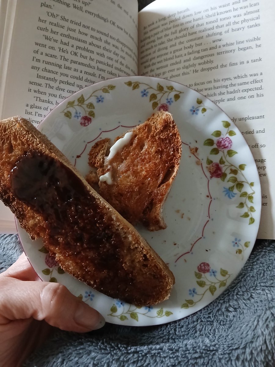 clairywairy88's tweet image. Warm. ✨️ Cosy. ✨️ Quiet. ✨️ Good book. ✨️ #Sourdough ✨️ #Marmite ✨️ #SundayAfternoon x 🩷