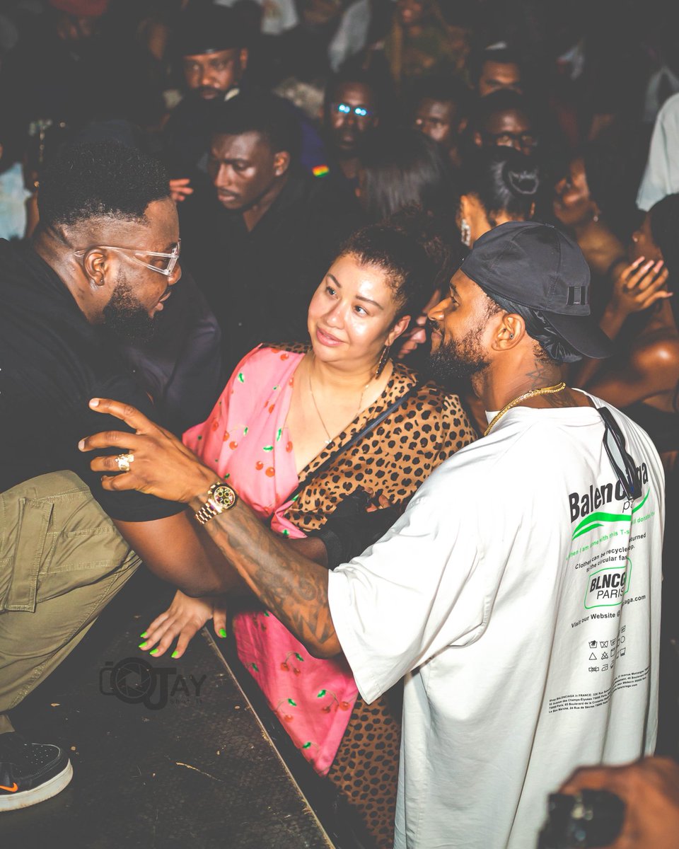 Global Citizen weekend, I was on the mic inside frontback. One of the bartenders told me Usher had arrived, as well other big names. I’m never one to try to impress individuals so i stuck to my game, shouting out the names of the stars.
Usher raised his hand the second time I