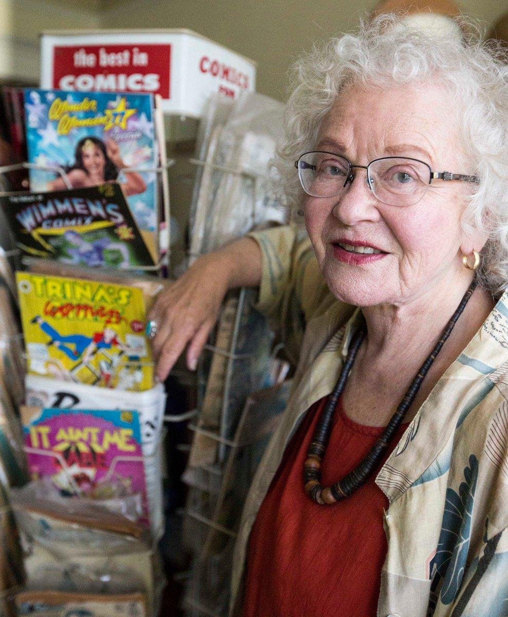 PaniniComicsEsp's tweet photo. #8M #Autoras
TRINA ROBBINS (1938–2024)
Dibujante, editora, herstoriadora y pionera del underground (Wimmen's Comix), gran activista feminista y la primera mujer en dibujar oficialmente a Wonder Woman... algo que a ella le parecía solo la punta del iceberg de su carrera. En noviembre llegará, junto a los números finales pre-Crisis de la Amazona, en el DC Finest LA LEYENDA DE WONDER WOMAN.