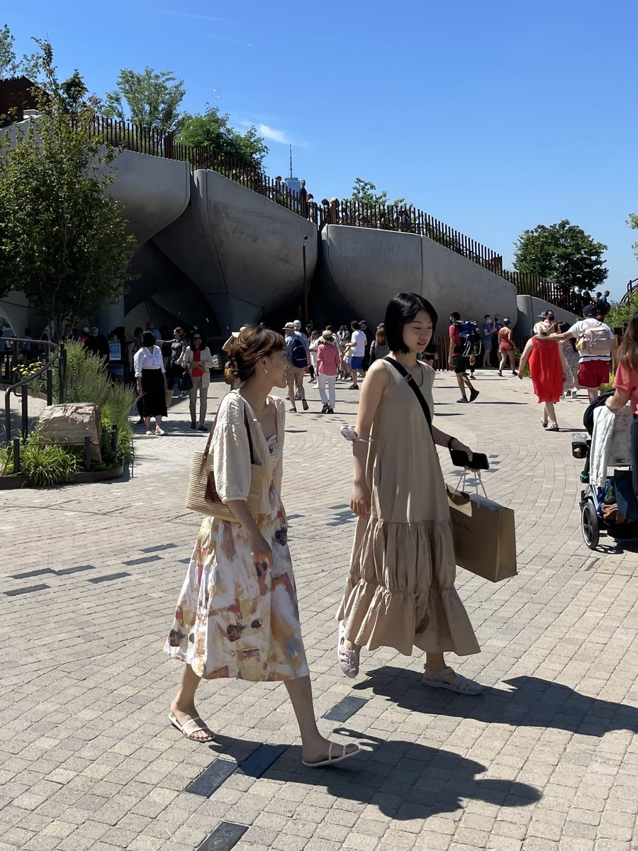 MartPavl's tweet photo. ❤️“Silent network of women”. Tichá síť žen.
Síť pomocných rukou. Ženy okolo mě už dávno pochopily, že není třeba se nutit do patriarchálně nastavených komunit a navzájem si bodat kudly do zad. Stačí se spojit a pomáhat si. Spolu dokážeme vždycky víc. Proto si...🔗⬇️
#MPpovidkuje https://t.co/QgExPefmWo