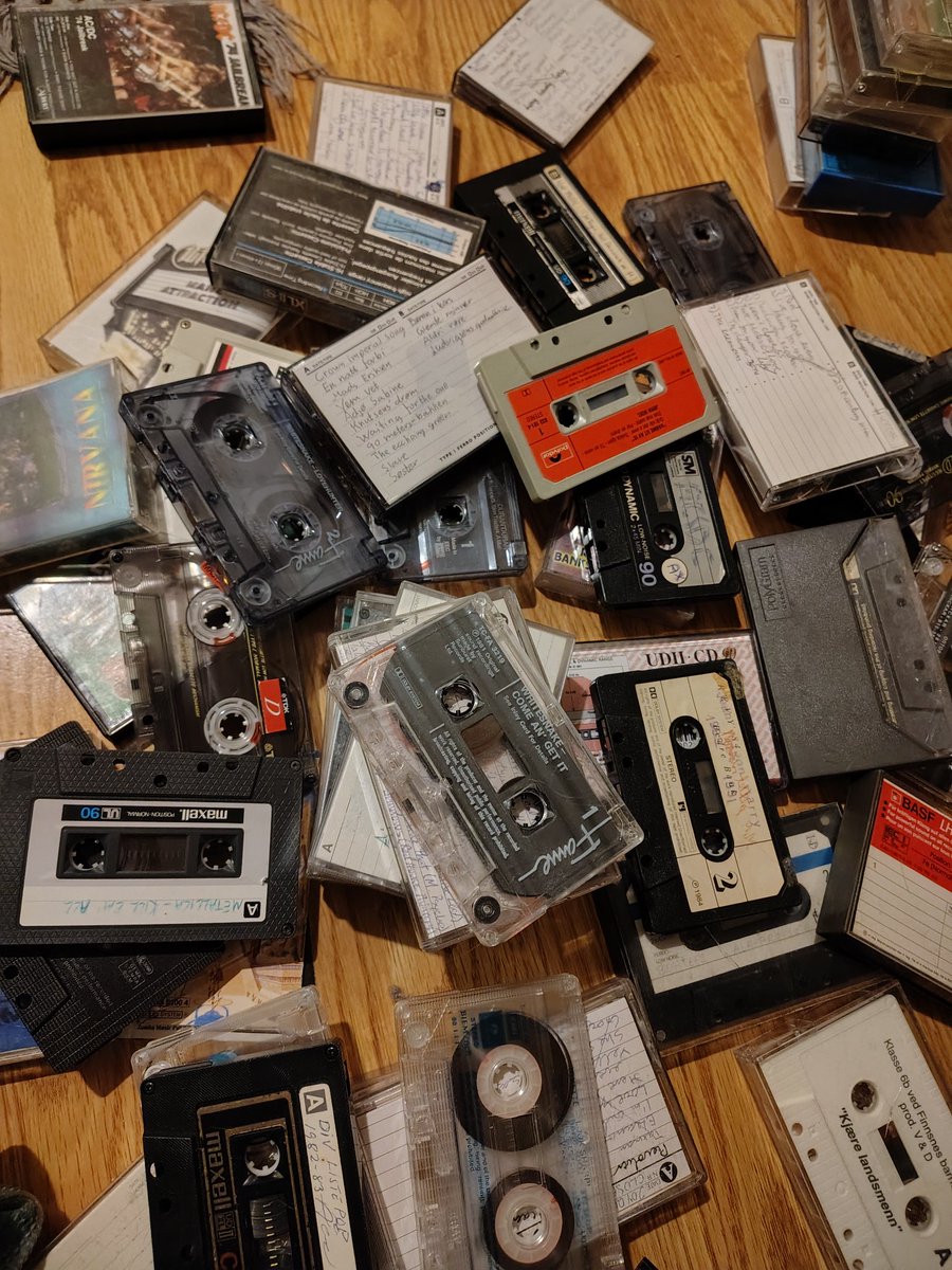 StleKvale's tweet photo. So you want to come home with me and listen to my mix tapes? - Me flirting
#Eternallysingle https://t.co/7IgGiieNWf