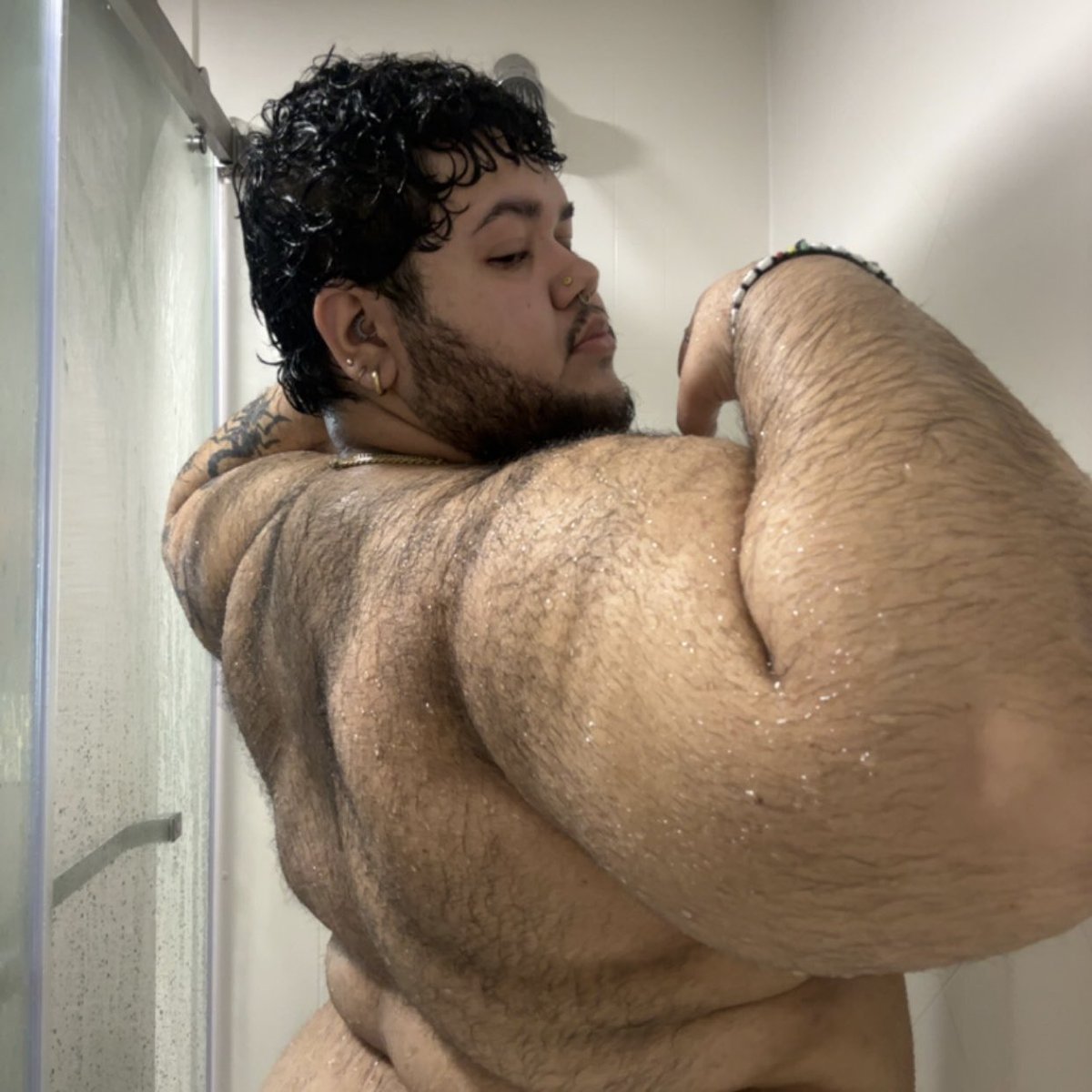 acapitalu's tweet photo. can you scrub my back for me? https://t.co/X9TuCeYXLF
