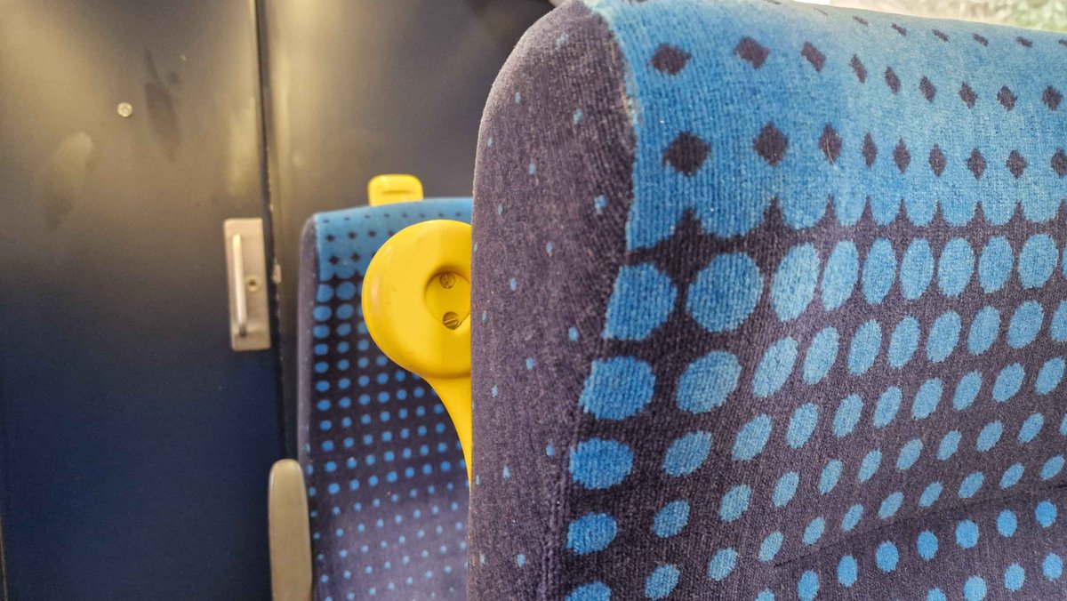 reecestrains's tweet image. Something I discovered recently... On 170475 (one of Northern's Class 170's), there's a seat in one of the end coaches that is from the original batch of ScotRail 170's.

Northern only have later batch, none are original.

#NorthernTrains #Class170 #turbostar #trains