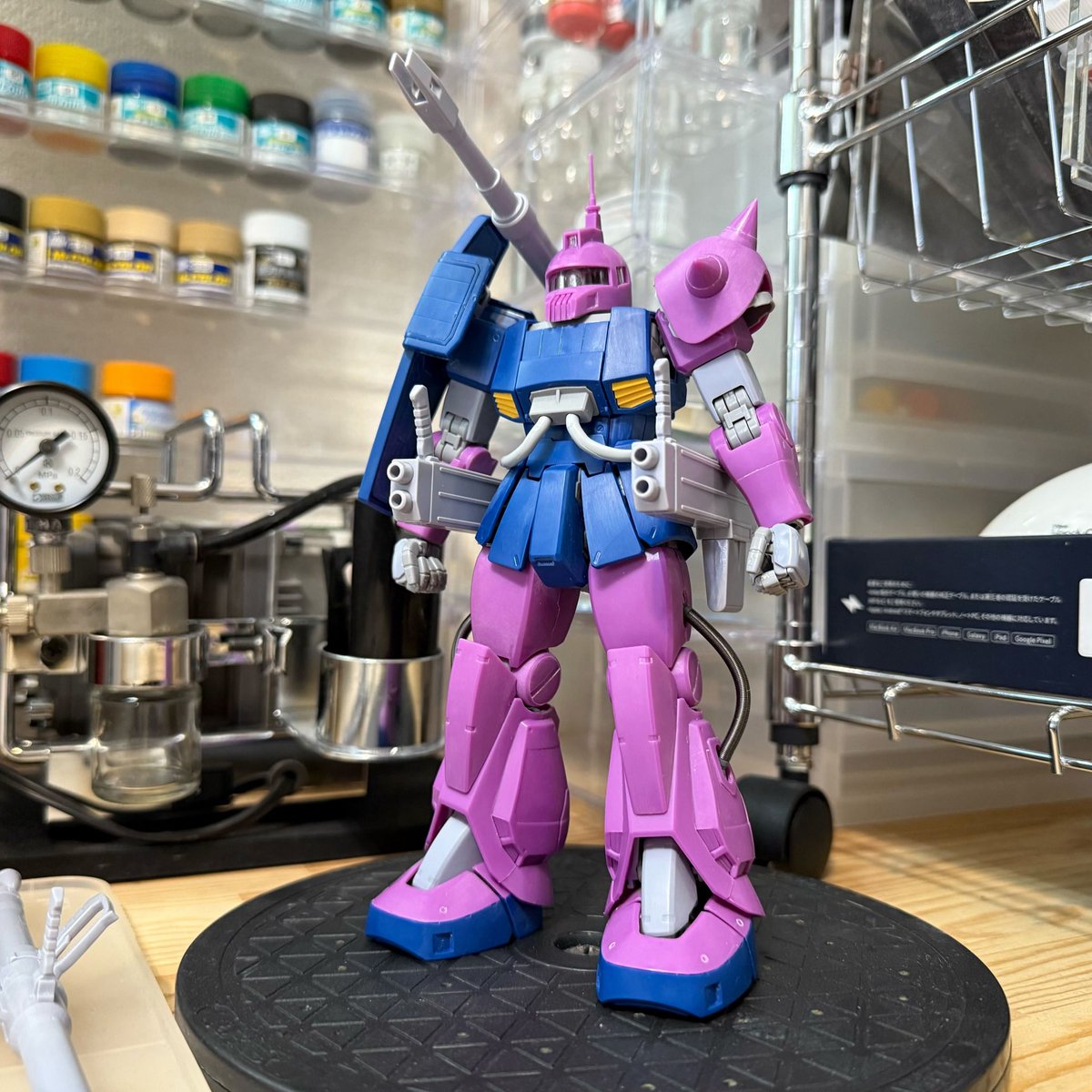 take3000's tweet photo. いつになったら終わるのか状態のザクキャノンの進捗と素組みとの比較(まだ投了じゃない) https://t.co/9Sa7HcCW4K