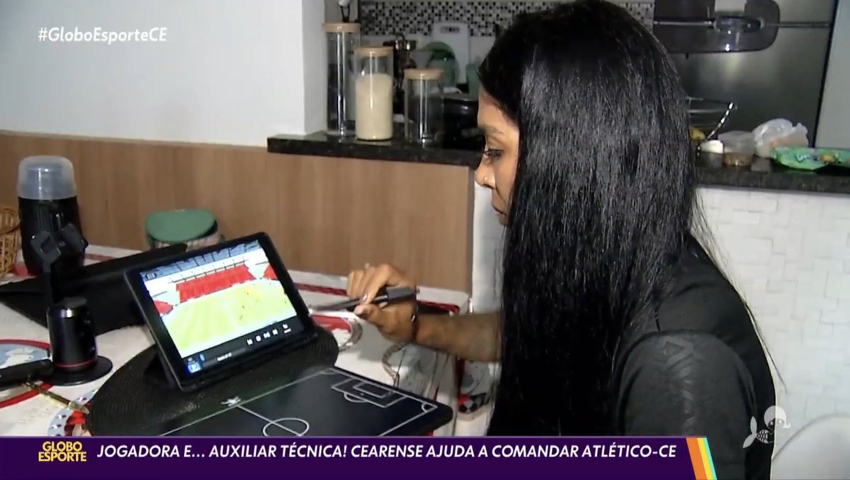 playersessionHQ's tweet photo. Our SmartTact Board featured on Brazilian TV with @geglobo 🇧🇷⚽
Coach Jana Queiroz using the SmartTact Board to analyse and communicate tactics in real time.
Great to see our technology supporting football coaching around the world.
#SmartTact #FootballTechnology #TacticalAnalysis