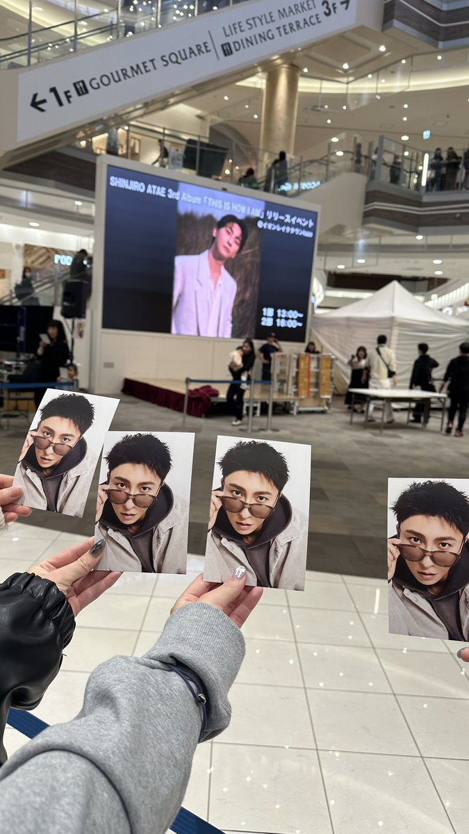 1部では質問読んでもらって、2部では整番神引きして最前ドセンで何回も目があって幸せすぎた😂
いつもトークショーとかきてくれてるからって言った時、こっち見てて🫣ってなった😂
ツーショでも、明日行くねって言ったらまた明日ね☺️って優しい笑顔で微笑まれて大好きだった
幸せすぎる1日！